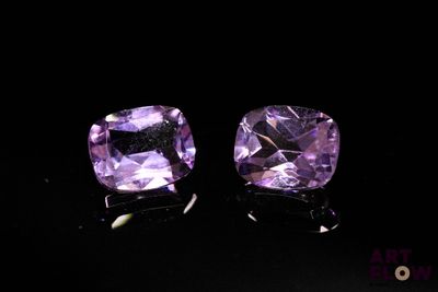 paire de pierres précieuses améthorates violettes sur fond noir
