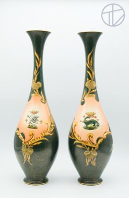 Attribué à Tours, paire de grands vases balustre en porcelai…
