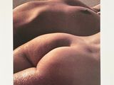une image représentant une femme nue allongée sur un lit, de dos à la caméra