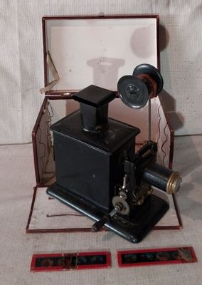 une petite boîte noire contenant une caméra