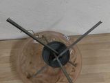 une horloge posée sur une table en bois