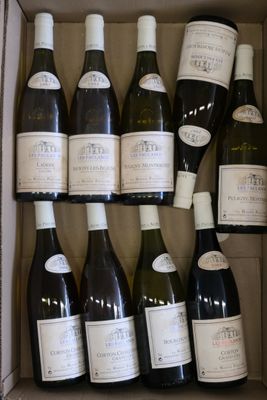 plusieurs bouteilles de vin dans une caisse sur la table
