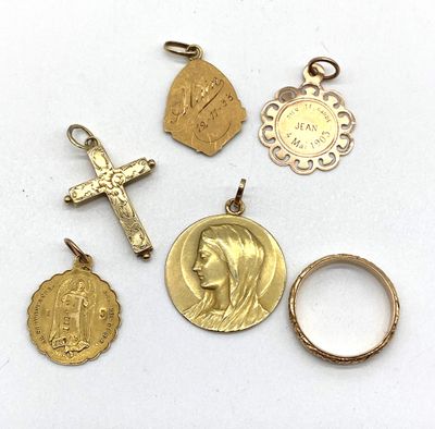 ENSEMBLE DE BIJOUX en or (750), comprenant quatre médaille, une allian - Photo 1