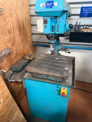une image d'une machine se trouvant dans un atelier