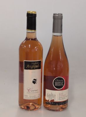 deux bouteilles de vin posées l'une à côté de l'autre sur une table