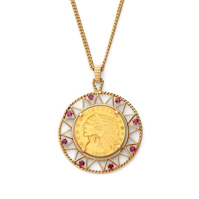 un pendentif en forme de pièce d'or représentant le visage d'une femme, monté sur une chaîne