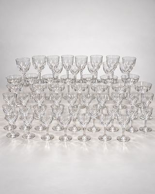 un grand nombre de verres à vin posés sur une table
