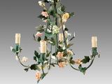 un gros plan sur un lustre orné de fleurs et de bougies