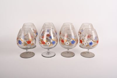 quatre verres à vin décorés de fleurs, disposés les uns à côté des autres