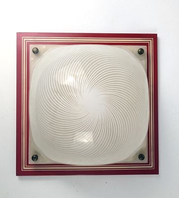 une photo d'une lampe accrochée au mur