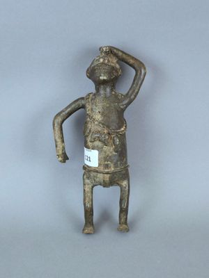 figurine en bronze représentant un homme coiffé d'un chapeau
