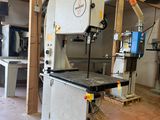 une machine qui se trouve à l'intérieur d'un bâtiment