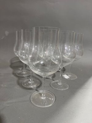 plusieurs verres à vin vides sont alignés sur une table