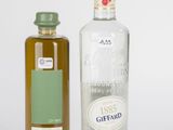 deux bouteilles d'alcool posées l'une à côté de l'autre sur une table