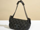 sac à bandoulière Chanel en cuir matelassé noir