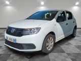une photo d'une dacia blanche garée dans une pièce