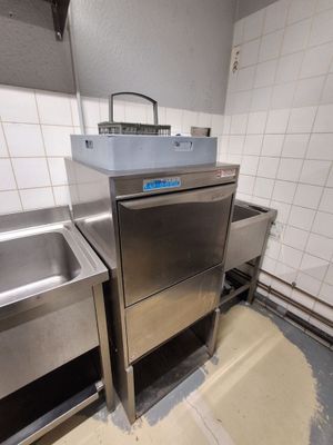 un évier et un lave-vaisselle dans une petite cuisine