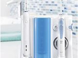 trois brosses à dents électriques posées les unes à côté des autres sur un plan de travail