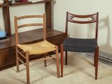 deux chaises en bois assises l'une à côté de l'autre dans une pièce