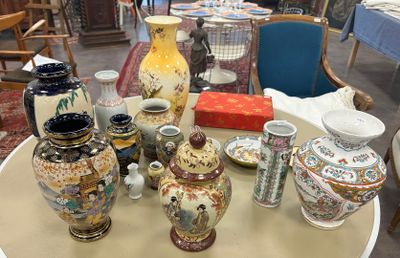 de nombreux vases différents sur la table de cette pièce