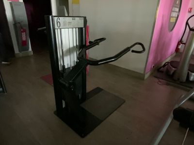 une machine posée sur le sol de la pièce