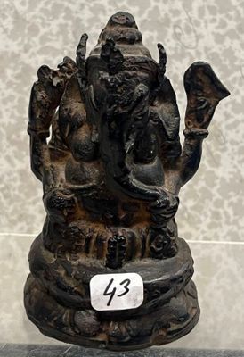 une statue représentant un homme tenant un oiseau sur une table