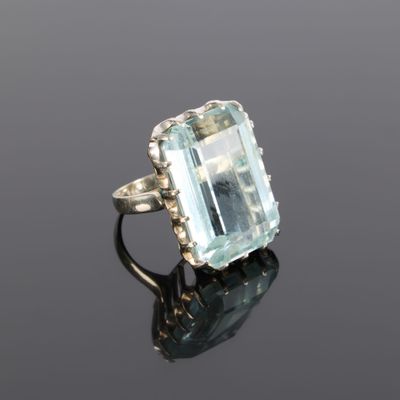 Bague en or gris (750‰) sertie d'une importante aigue-marine… - Photo 1