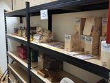 une affiche posée sur une étagère dans un magasin