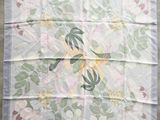 un mouchoir blanc orné d'un motif floral