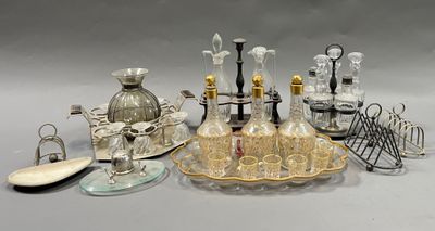 beaucoup d'objets en verre qui se trouvent sur la table
