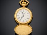 une image d'une montre de poche en or avec des chiffres romains sur le cadran