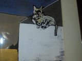une photo d'un chat assis sur une boîte