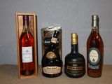 trois bouteilles de vin et une bouteille d'alcool sur une table