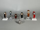 de nombreuses montres exposées sur la table