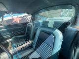 une photo de l'intérieur d'une voiture de collection