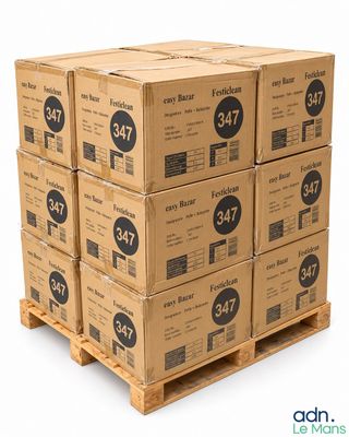 des cartons empilés les uns sur les autres sur une palette