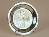 un plateau en argent orné d'une horloge, posé sur une table