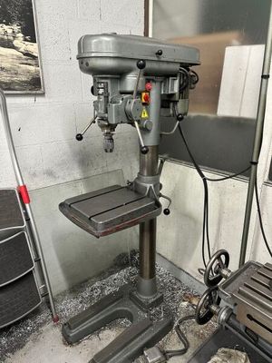 une photo d'une perceuse à colonne dans un atelier