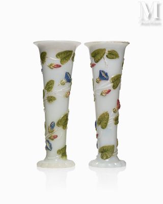 deux vases ornés de papillons