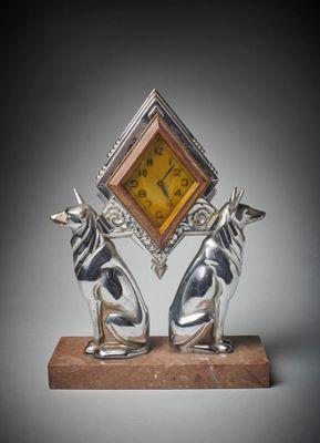une horloge posée sur une table