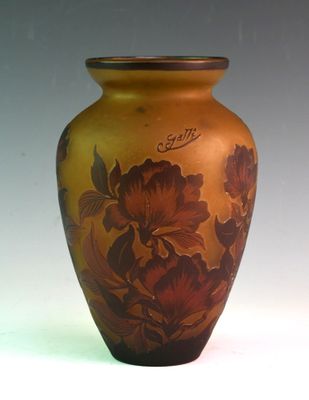 un vase avec un motif floral posé sur une table