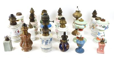 de nombreux vases de styles variés posés sur un fond blanc