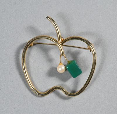 ANONYME. Broche en métal doré découpé figurant une pomme reh…