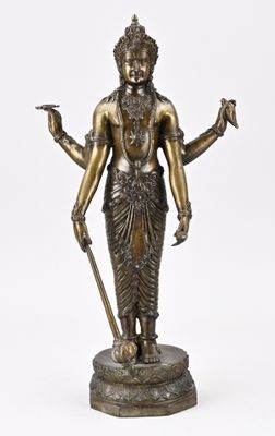 une statue en bronze représentant une femme tenant un bâton et une épée