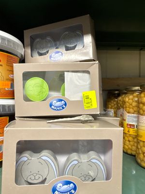 Des boîtes de conserve sont empilées les unes sur les autres sur une étagère