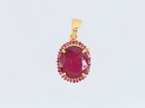 un pendentif en or avec un rubis entouré de rub rub rub rub rub rub rub rub rub rub rub rub