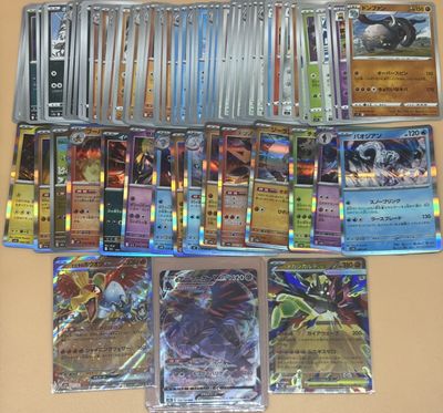 beaucoup de cartes pokemon sur la table