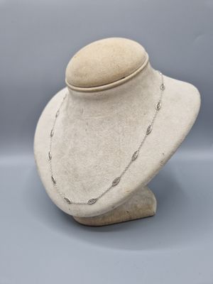 gros plan d'un mannequin portant un collier