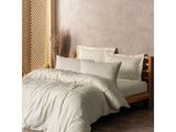 un lit recouvert d'une couette blanche et d'oreillers