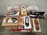 de nombreuses paires de chaussures posées sur des cartons